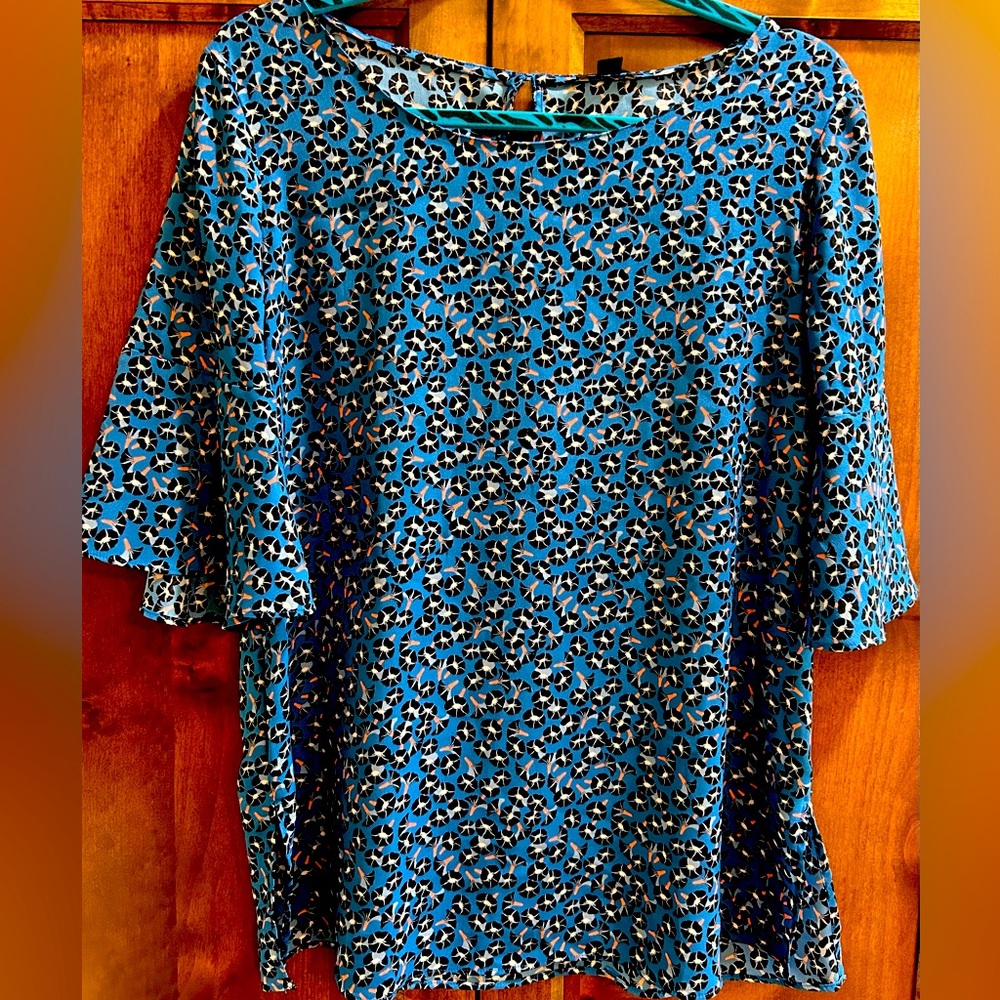 Ann Taylor short sleeve bell sleeve top, key hole back button closure, sz M
